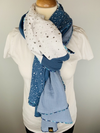 Baumwollschal in der Farbkombination Hellblau, Weiß mit Glitzerelementen, Graublau und Blau mit weißen Punkten